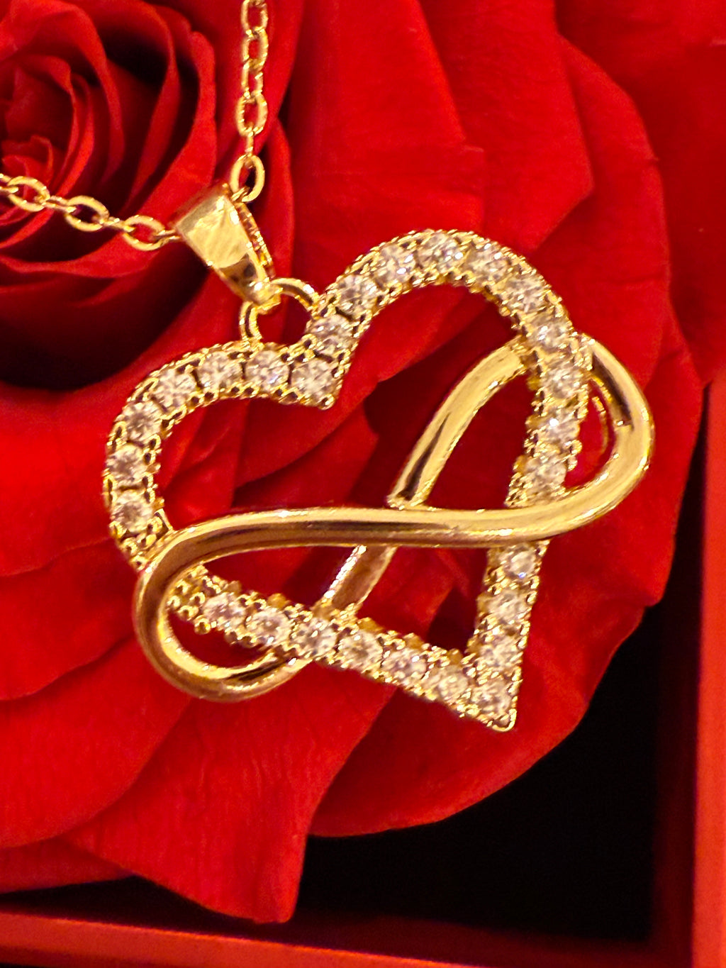 Rose stabilisé avec bijoux