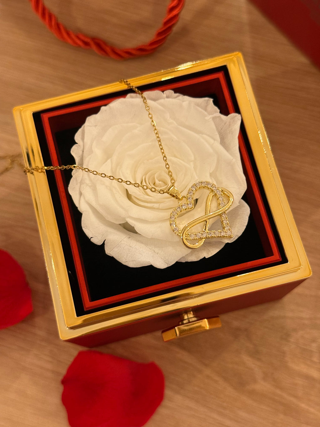 Rose stabilisé avec bijoux
